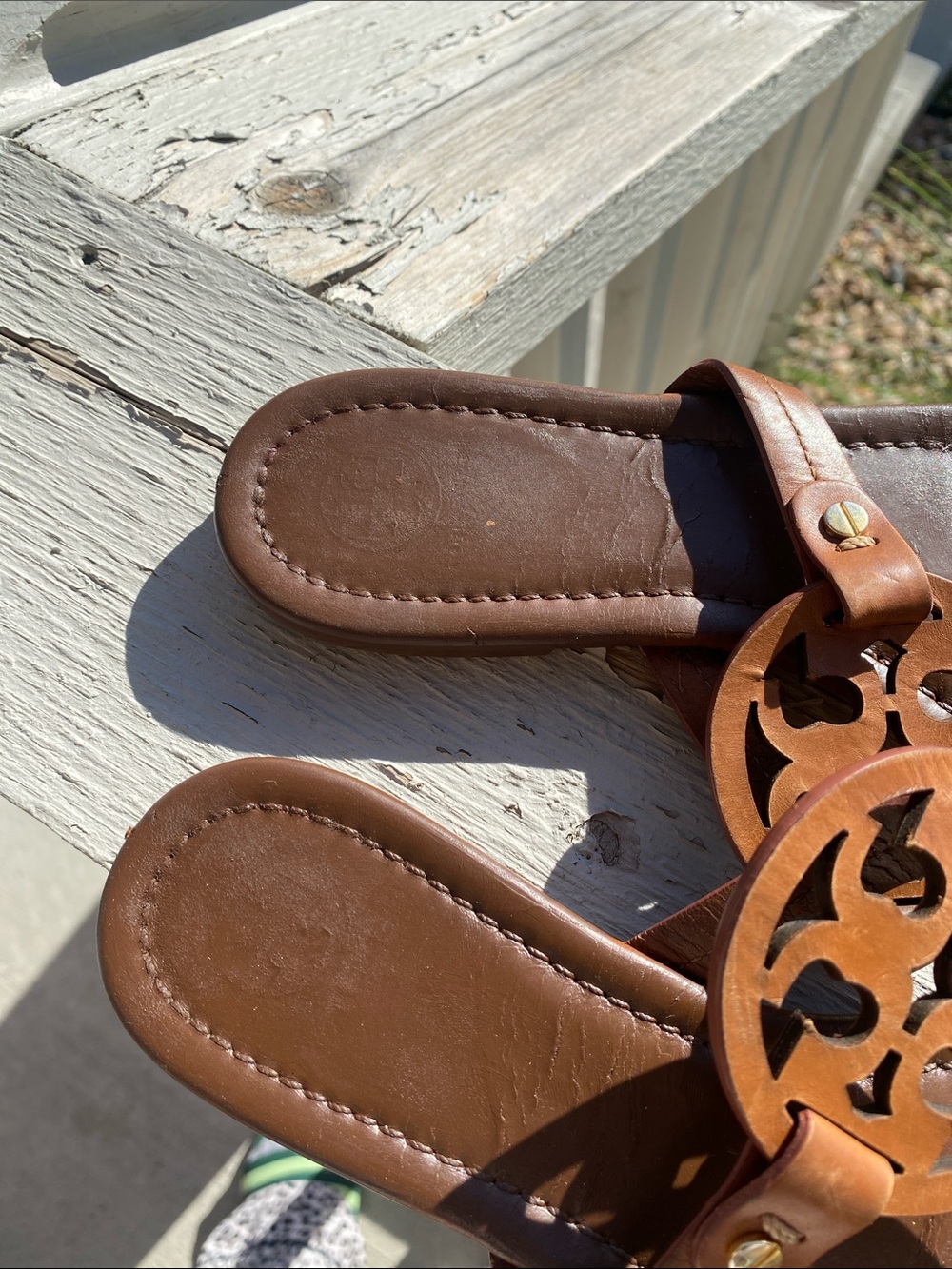 Tory Burch Brown Leather Logo Toe-Post Sandals - Picture 5 of 8